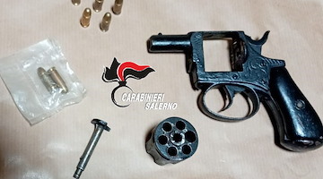 Vietri, pistola con matricola abrasa trovata in casa: convalidato l’arresto, 35enne ai domiciliari