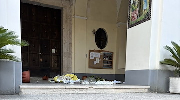 Vietri sul Mare, devastata l'area davanti alla chiesa di Sant’Antonio: vasi rotti, piante sradicate e rifiuti ovunque