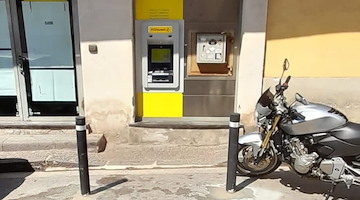 Vietri sul Mare: dissuasori davanti all'ufficio postale per garantire accessibilità
