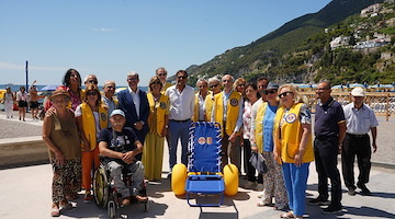 Vietri sul Mare, inaugurata passerella per disabili e consegnata sedia galleggiante JOB sulla spiaggia libera