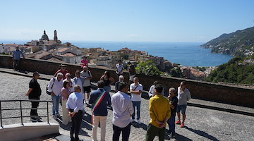 Vietri sul Mare, inaugurato il restyling della stazione con il pannello in ceramica di Antonio Solimene