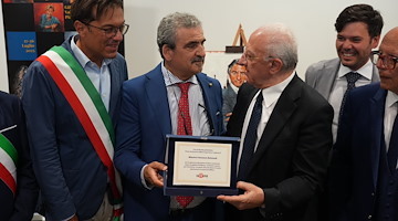Vietri sul Mare protagonista al Giffoni Film Festival: consegnato un riconoscimento al maestro ceramista Franco Raimondi