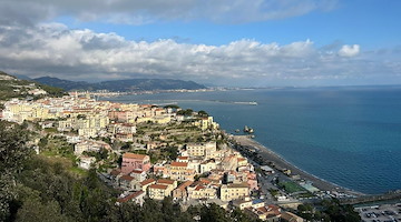 Vietri sul Mare, scippano un'anziana e la trascinano per diversi metri: due persone ai domiciliari 