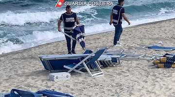 Vietri sul mare, sequestrati dalla Capitaneria di Porto di Salerno 28 ombrelloni e 43 lettini