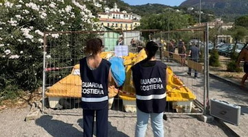 Vietri sul Mare: sequestrati dalla Capitaneria di Porto di Salerno 28 ombrelloni e 43 lettini sul litorale