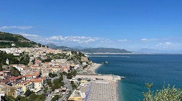 Violenta lite tra Salerno e Vietri finisce a spari e coltellate: tre feriti