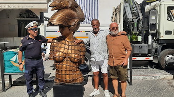 Vittorio Perrotta porta l'arte contemporanea in Costiera Amalfitana con un'opera di Roberto Fabelo