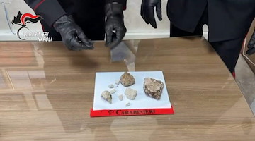 Voleva "souvenir" dagli scavi di Pompei: pensionato tenta di portare via pietre antiche nello zaino