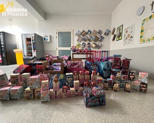 Contraffazione, maxi operazioni della Guardia di Finanza: sequestrati migliaia di articoli tra Salerno, Napoli e Avellino