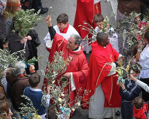 Domani a Positano i funerali di don Giulio Caldiero, questa sera il saluto della comunità di Minori