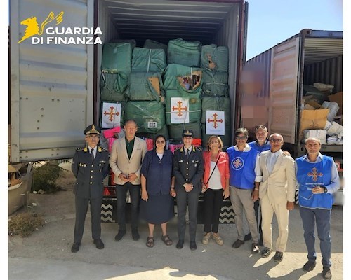 Guardia di Finanza di Salerno, oltre 260.000 capi di abbigliamento devoluti in beneficenza