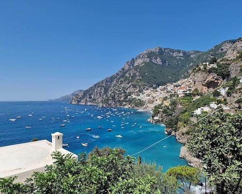La Costiera Amalfitana tra le eccellenze del “Mare più bello 2025” secondo Legambiente e Touring Club Italiano