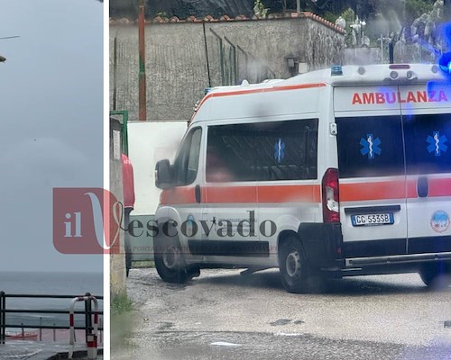 Maiori, elisoccorso atterra al campo sportivo ma l’ambulanza resta bloccata: chiavi non compatibili con il nuovo lucchetto