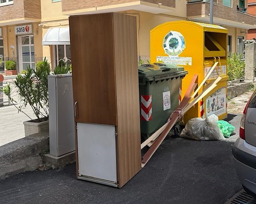 Maiori, frigorifero abbandonato in via Santa Tecla: per smaltire i rifiuti ingombranti basta un click o una telefonata