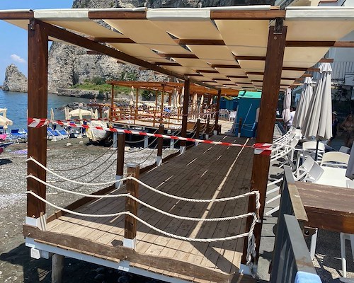 Meta, sequestrata la pedana di un ristorante: occupava abusivamente la spiaggia libera