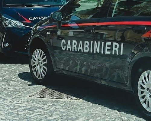 Mondragone, scopre il genero con l'amante e minaccia di dargli fuoco 