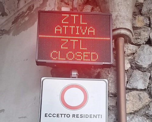 Positano, regolamentazione al transito in Salita Santa Croce: automatico l'inserimento dei residenti nella white list