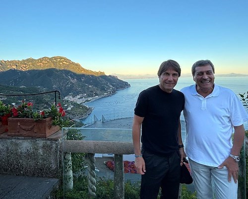 Ravello, Antonio Conte in visita a Villa Rufolo con la famiglia