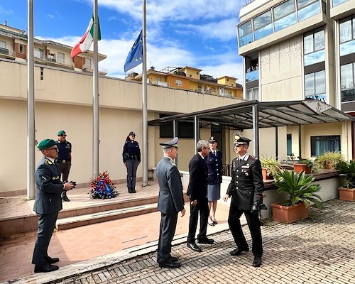 Salerno, Polizia di Stato e Guardia di Finanza rendono omaggio ai tre Carabinieri morti a Castel d’Azzano