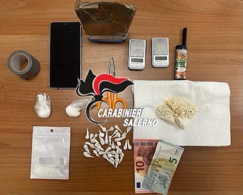 Sorpreso mentre cede cocaina e crack: arrestato 27enne ad Angri 