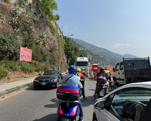 Traffico intenso tra Vietri sul Mare e Salerno sulla Statale 18