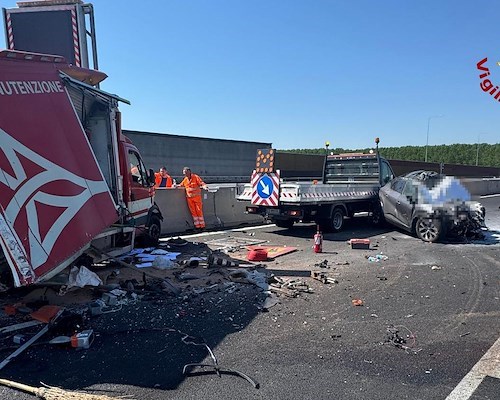 Tragedia sull'A4, auto piomba su un cantiere autostradale: morti marito e moglie 