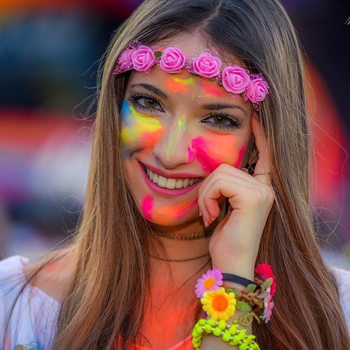 Il celebre Holi, Il Festival dei Colori fa tappa a Grezzana (VR) il 15 agosto con il nuovo tour “Be The Color!”: musica, panorami mozzafiato e polveri arcobaleno nel cuore della Lessinia.