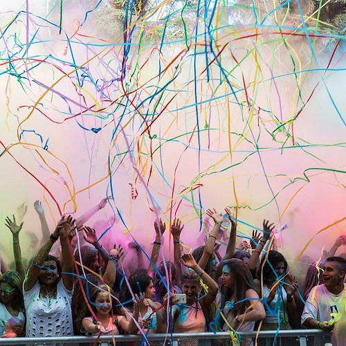 ESPLOSIONE DI COLORI A FERRAGOSTO, L’HOLI ALLA FESTA GRANDE DI SANTA VIOLA
