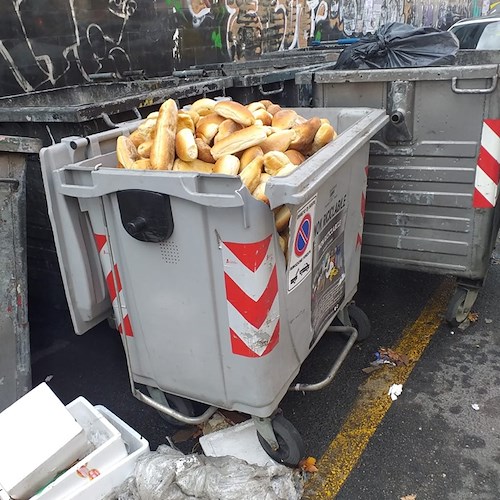 A Napoli il pane invenduto finisce nei bidoni, uno schiaffo alla miseria