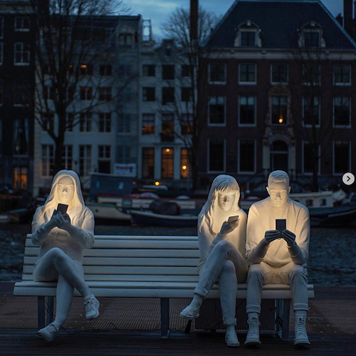 “Absorbed by light”, l’installazione luminosa che fa riflettere sulla dipendenza da smartphone