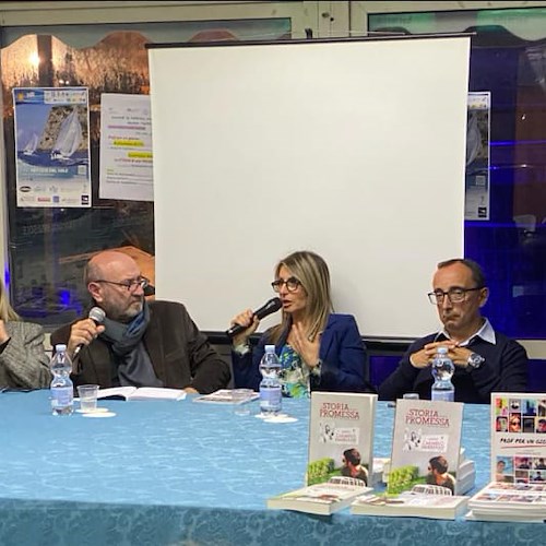 Alessandra Aceto di Maiori presenta il suo libro ai Salotti letterari dello Yachting club di Salerno