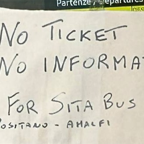 Alla stazione di Sant'Agnello la “faida” tra Eav e Sita: «Niente informazioni e biglietti per pullman Positano-Amalfi»