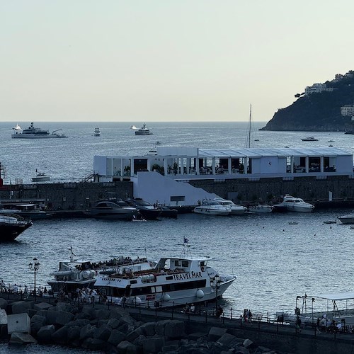 Allerta meteo per vento forte e mareggiate: sospesi i collegamenti marittimi sulla Costa d'Amalfi