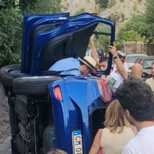 Amalfi, conducente perde il controllo dell'auto e si ribalta. Traffico in tilt [FOTO]