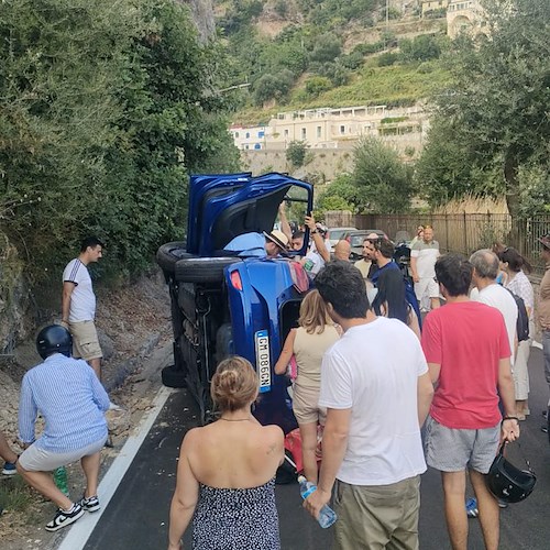 Amalfi, conducente perde il controllo dell'auto e si ribalta. Traffico in tilt [FOTO]