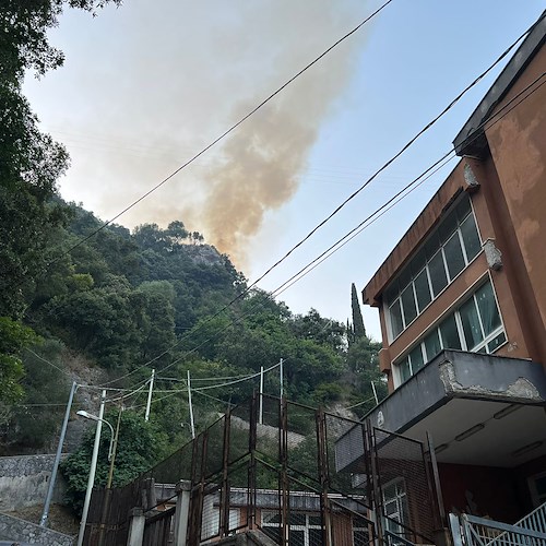 Amalfi, fiamme riprendono vigore in tre punti: arrivato l'elicottero