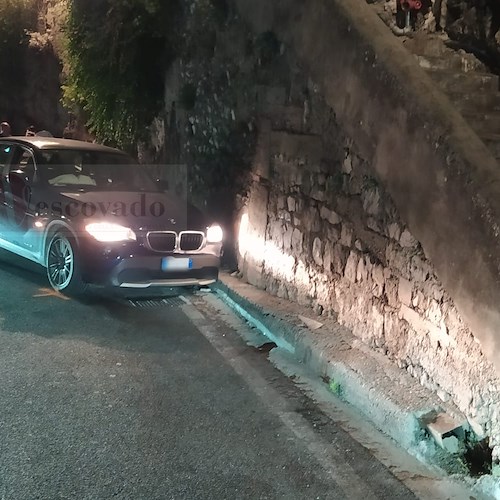 Amalfi, perde il controllo del SUV e va a sbattere: giovane in ospedale /foto