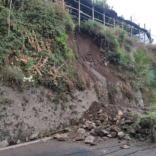 Amalfi, smottamento poco dopo il bivio per Agerola /FOTO