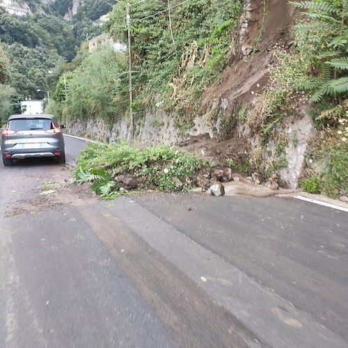 Amalfi, smottamento poco dopo il bivio per Agerola /FOTO