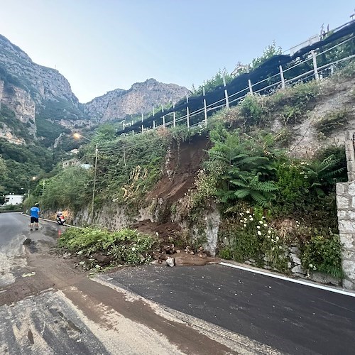 Amalfi, smottamento poco dopo il bivio per Agerola /FOTO