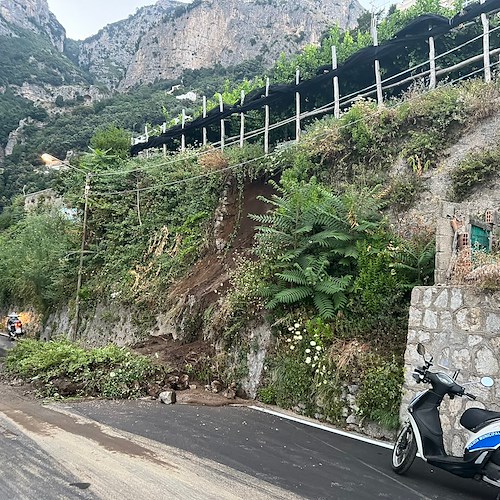 Amalfi, smottamento poco dopo il bivio per Agerola /FOTO