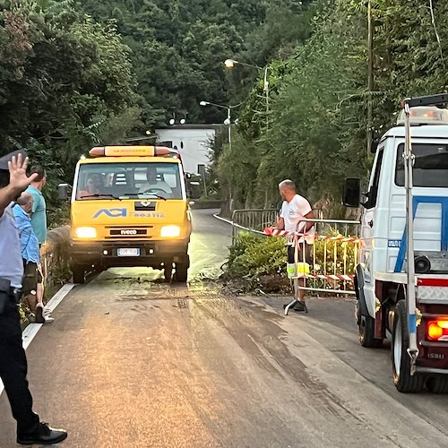 Amalfi, smottamento poco dopo il bivio per Agerola /FOTO