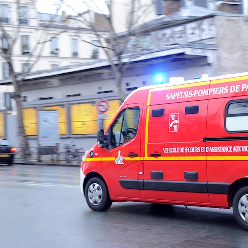 Ancora scontri a Parigi, lacrimogeni e cassonetti bruciati: il governo costretto a bloccare la riforma delle pensioni 
