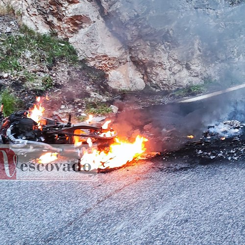 Ancora un incidente a Maiori, moto in fiamme dopo una caduta /foto