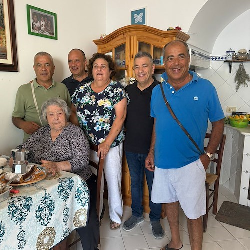 La famiglia Mastro riunita per festeggiare la Signora Assunta
