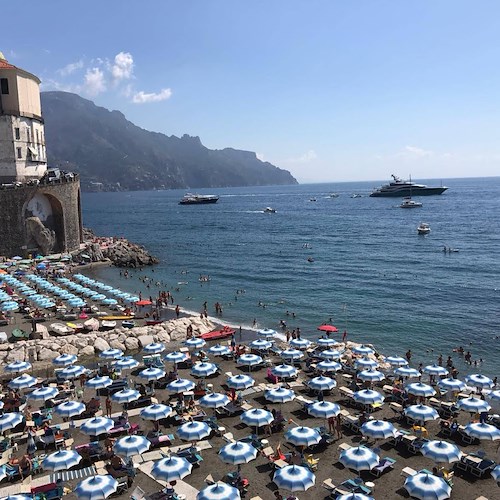 Atrani: si denuda in pieno giorno in spiaggia, multa di 3mila euro per un turista 