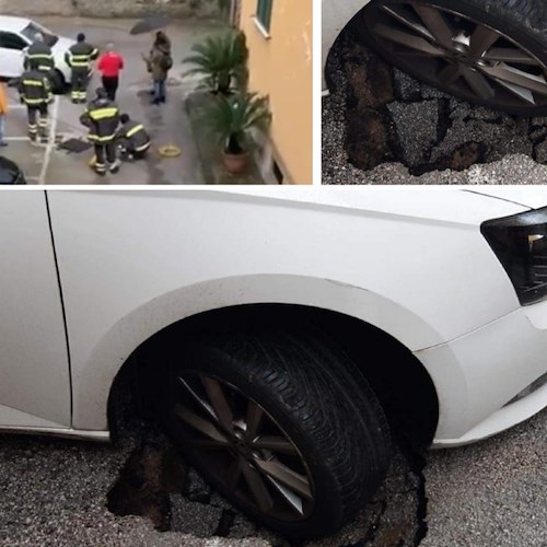 Attimi di panico a Maiori: fosso si apre sotto la ruota di un'auto in manovra nel parco di un condominio