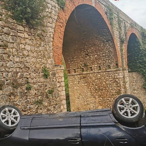 Auto in un dirupo<br />&copy; Vigili del Fuoco