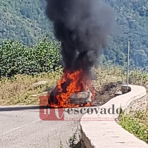 Auto in fiamme a Tramonti, illeso il conducente /FOTO