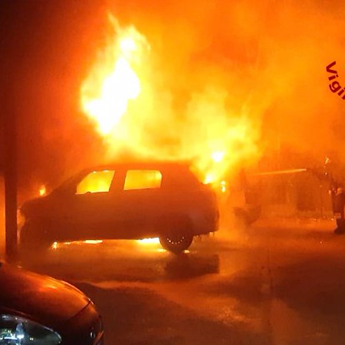 Avellino, tre auto e un camper in fiamme: evacuata una palazzina<br />&copy; Vigili del Fuoco